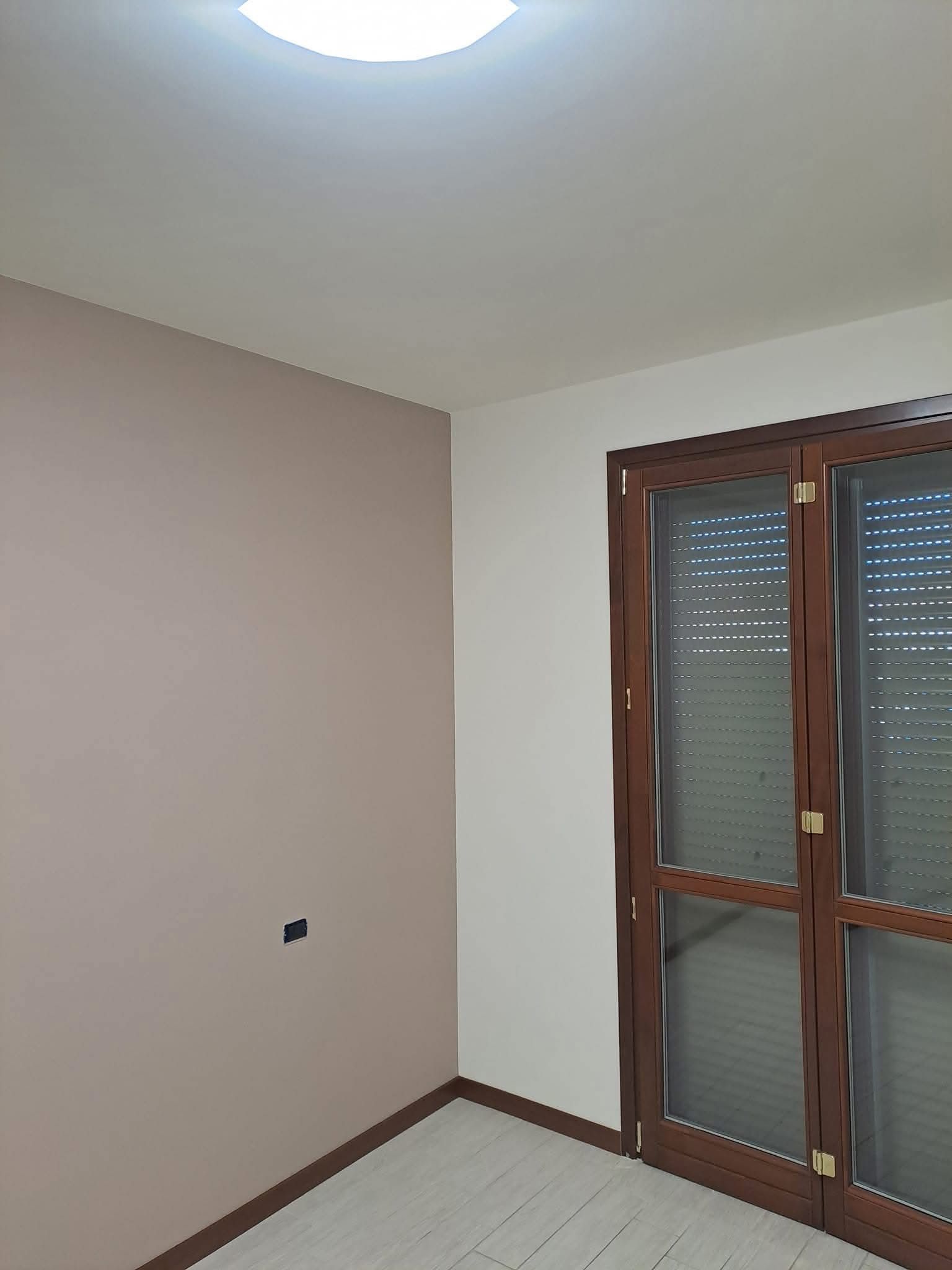 Stanza tinteggiata con luce naturale